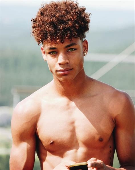 Une coupe crew cut de toute beauté, avec un dégradé à blanc haut et une barbe déconnectée. Un métisse bg 😍😍 | Coiffure homme afro, Coiffure homme ...