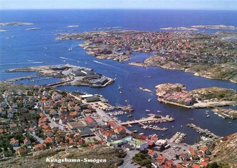 En brygga som sjuder av liv, båtar, människor, restauranger, uteserveringar, mysiga affärer ger en underbar atmosfär. "Flygfoto. "Kungshamn Smögen". - Bohusläns museum ...