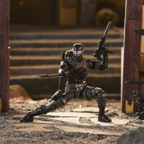 Joe origins stars henry golding as snake eyes, a tenacious loner who is welcomed into an ancient japanese clan called the arashikage after saving the life of their heir apparent. Snake Eyes - G.I. Joe Classified Series - Deluxe - Skaditoys