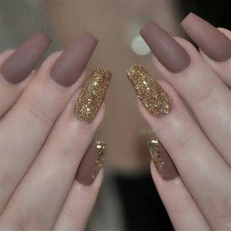 Uñas de acrilico rosas con dorado ~ $ 220 uñas acrílicas esculturales. Pin de Taylor Thompson en uñas | Manicura de uñas, Diseños ...