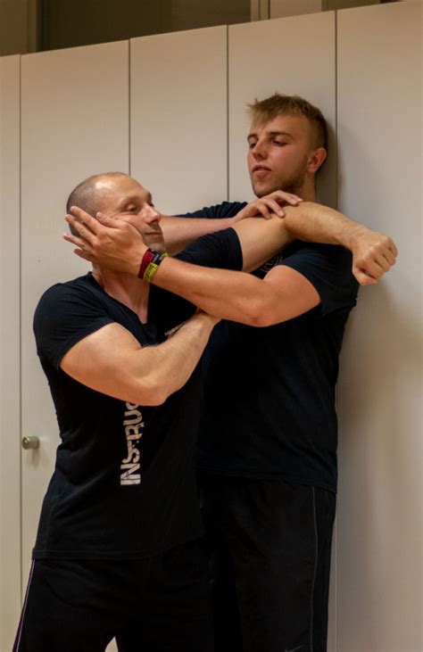 Find your krav maga online course on udemy. Braucht Selbstverteidigung jahrelanges Training ...