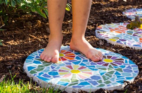 Weitere ideen zu betonplatten, trittsteine garten, trittsteine. DIY: MOSAIK-GEHWEGPLATTEN FÜR DEN GARTEN - Hausbau ...