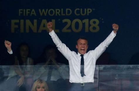 You probably shouldn't assume that everyone who comes out to see you is a huge fan. Emmanuel Macron complètement fou en tribunes: les photos ...