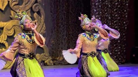 Tarian ini melewati beberapa sesi, sehingga memiliki durasi yang terbilang panjang. 10 Tarian Adat Riau Khas Suku Melayu yang Wajib Diketahui
