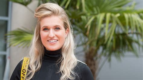 How can i contact britt dekker's management team or agent details, and how do i get in touch directly? Britt Dekker neemt afscheid van haar grootste fan | RTL ...