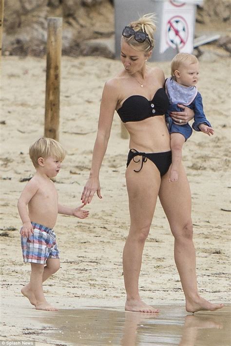 Search results for 'linda sun' (free linda sun fonts). Laura Hamilton shows off her toned abs in strapless black ...