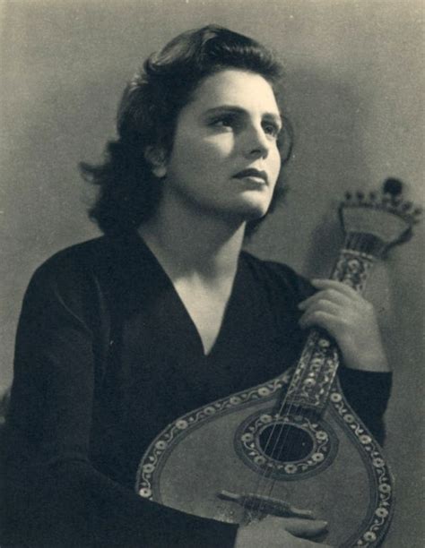 The unrivaled queen of the portuguese fado, singer amália rodrigues was born in lisbon's alfama district in 1920; Amália Rodrigues 100 anos c/ vídeo | Região do Zezere