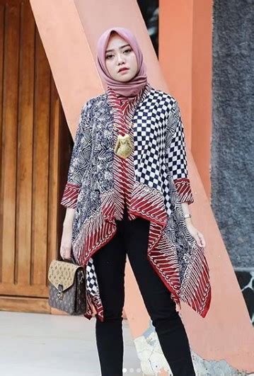 Model baju atasan blus motif batik potongan asimetris untuk bekerja (ig: 24 Model Baju Kerja Wanita Motif Batik | Gamis