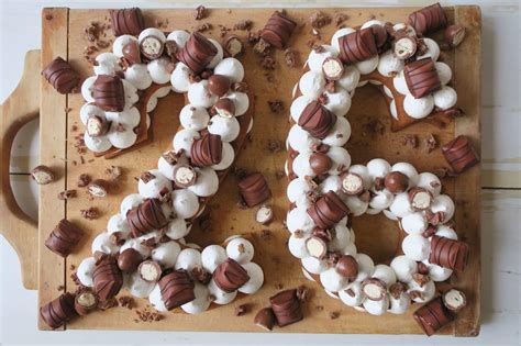 Divide batter into the prepared number cake pan, filling each about ⅔ full. Number Cake vanille, praliné & Kinder - Lulalovegood