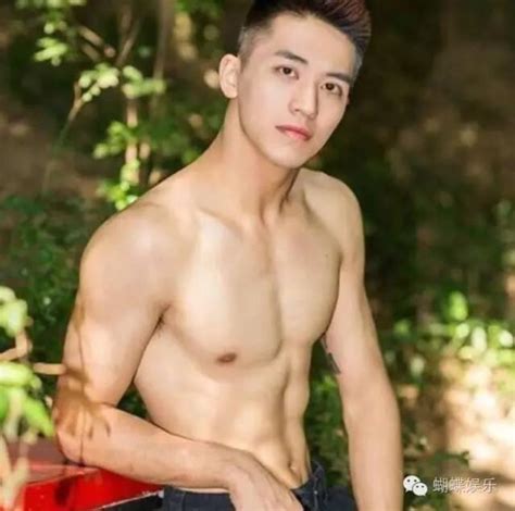 Jun 16, 2021 · 大陸女星趙麗穎擁有高人氣，近期她拍攝洗髮精廣告曝光，以幾近素顏的淡妝出鏡，身穿一件淺黃色連身裙，粗肩帶與收腰細節襯托下宛如少女般逆齡，絲毫看不出趙麗穎的真實年齡，而眼尖網友也挖出該套裙裝竟出自平價快時尚品牌，僅台幣2千元有找。 楊洋彭于晏鹿晗 哪位男神的肌肉最誘人？ - 每日頭條