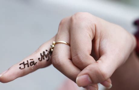 Hình xăm mũi tên tình yêu ở ngón tay cho cặp đôi. Hình xăm nhỏ đẹp ở ngón tay nhỏ, đẹp nhưng đầy ý nghĩa