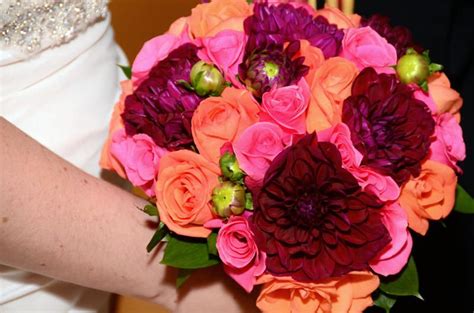From crimson red flowers to festive greenery, here are 15 options perfect for your winter wedding bouquet. Bordeaux #6 Bouquet Option | Bridal bouquet, Local wedding ...