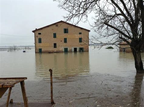 Sono immagini tra la cronaca, l'affetto e la speranza. Modena in ginocchio per l'alluvione | Giornalettismo