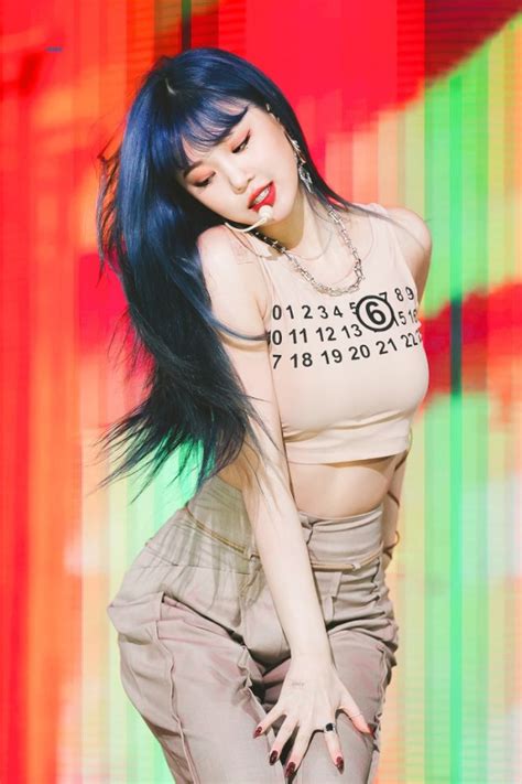 릴리안은 타이투스가 재클린의 집에서 뮤직 비디오를 촬영하는 것을 돕는다. (여자)아이들 수진 : 지식iN