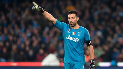 Gianluigi buffon of italy and juventus accepts the best goalkeeper award during the best fifa football awards at the london palladium on october 23, 2017 in london, england. Buffon, la leyenda interminable: "Quiero seguir jugando ...