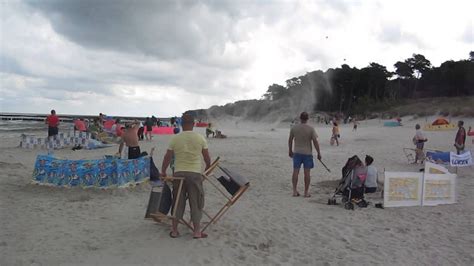 Ogromne straty i utrudnienia na drogach. Trąba powietrzna na plaży w Dźwirzynie 21.08.2013 - YouTube