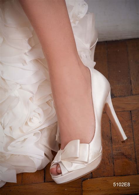 Le migliori opzioni per scarpe da sposa in colori vivaci sono rosa caldo, viola, melanzane, turchese o blu indaco. Penrose bridal & ceremony shoes | Scarpe da sposa, Scarpe ...