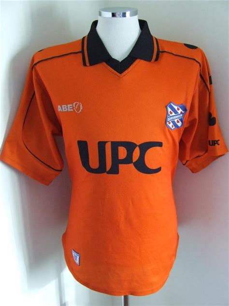 Verder hoop ik dat jullie veel kijkplezier zullen hebben. SC Heerenveen Third football shirt 2001 - 2002. Added on ...