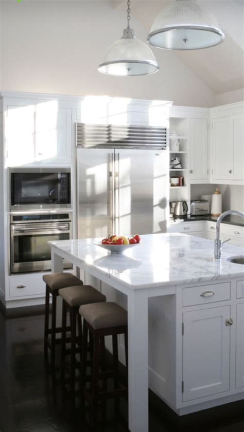White kitchen cabinets are by far the most popular color of kitchen cabinets on the market today. So clean looking! | White shaker kitchen cabinets, White kitchen design