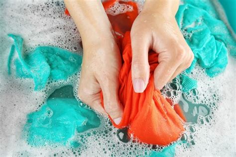 Sering kali kita mendapati pakaian / baju yang kita jemur itu baunya tidak enak, padahal sudah pakai. cuci celana dalam bekas pakai sendiri biar rezeki tidak pindah