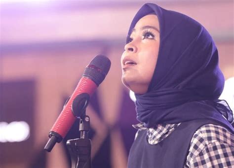 Kemeja adalah salah satu fashion item yang. OOTD Stylish Tantri Kotak, Cocok untuk Mama Muda Berhijab ...