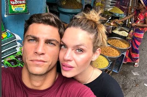 Cento ciclisti sdraiati sull'asfalto, accanto alle biciclette. GF, Filippo e Lucia stanno ancora insieme? La risposta ...