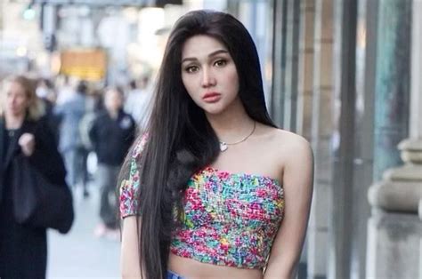 Dalam tayangan video terbaru yang diunggah di youtube ricis official, jumat (16/8/2019), ria ricis tampak penasaran ingin melihat identitas lucinta luna yang sebenarnya. Bocor ke PubliK! Beginilah Wajah Asli Lucinta Luna saat ...