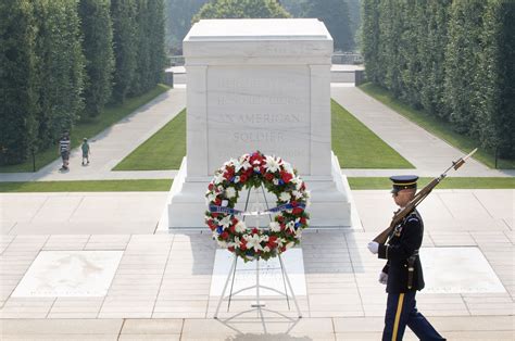 These animals can run as fast as 40 miles per hour in short bursts, or sustain an average speed of 25 mph over great distances. NCO relates experience as Tomb Guard | Article | The ...