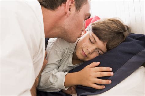 Du hast noch kein konto? Bemannen Sie Das Aufwecken Des Jungen Jungen Im Bett Mit ...