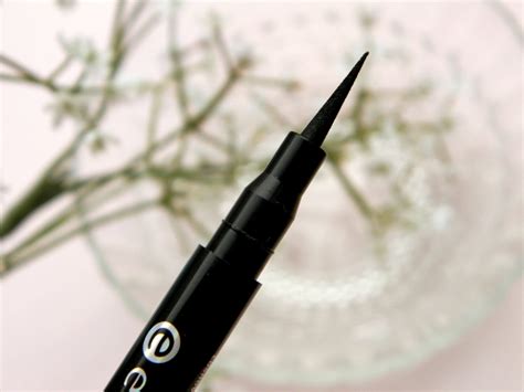 Affordable, fun, cruelty free and high quality cosmetics. Low budget koopje: Essence superfine eyeliner ...