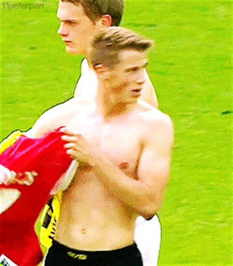 Get the latest on the americah footballer. Erik Durm + shirtless Bundesliga 7R (Borussia Dortmund ...