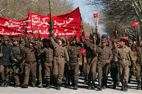 Los talibanes prometen amnistía mientras la población trata de huir. ¿Cómo fue la guerra soviética en Afganistán? (Fotos ...