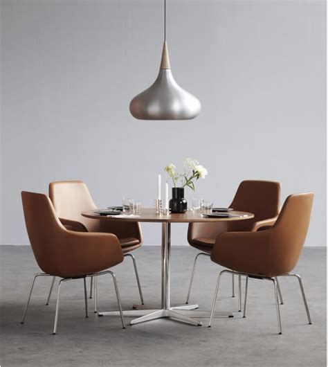 The chair is made from 9 layers of pressure moulded veneer for strength, flexibility and durability despite its slender form. Little Giraffe™ Fritz Hansen Stuhl - Milia Shop