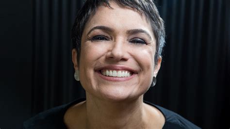 Sandra annenberg fez história no jornalismo feminino no brasil, sendo a primeira mulher a ter presença fixa no prestigiado jornal nacional. Uma âncora nada deselegante | UOL TV e Famosos