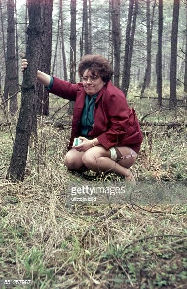 Ich selber habe das als kind nicht gemocht und mein (3,5j) ist da auch nicht scharf drauf. GER, ca. 1958, Frau im Wald beim Pinkeln News Photo ...