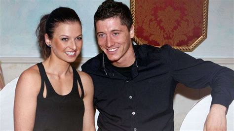 Der profikicker und seine frau anna lewandowska (32). Bayern-Kandidat Lewandowski: Seine Verlobte, seine Erfolge ...