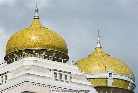 If you could combine the hotels in miami's south beach with a mosque, it might end up looking something like this. Photo of Istana Iskandariah golden domes. Kuala Kangsar ...