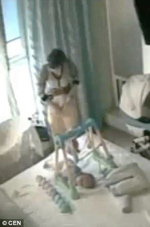 Berikut ini sinopsis film secret in bed with my boss. Housemaid caught on camera stashing £4,000 of her Russian ...