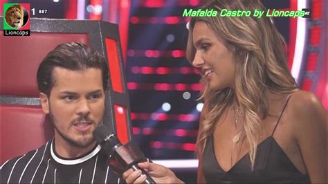 A apresentadora do the voice portugal, que acompanhou os concorrentes nos bastidores, conquistou os portugueses pela boa disposição e pelos looks deslumbrantes. Decote de Mafalda Castro (The Voice Portugal 2018) - Boas ...