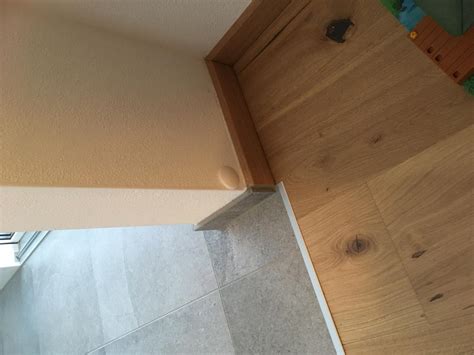 Denn häufig herrscht in gefliesten räumen, wie beispielsweise dem badezimmer oder der küche eine. Sockelleisten bei Fliesen- bzw. Holzboden ...