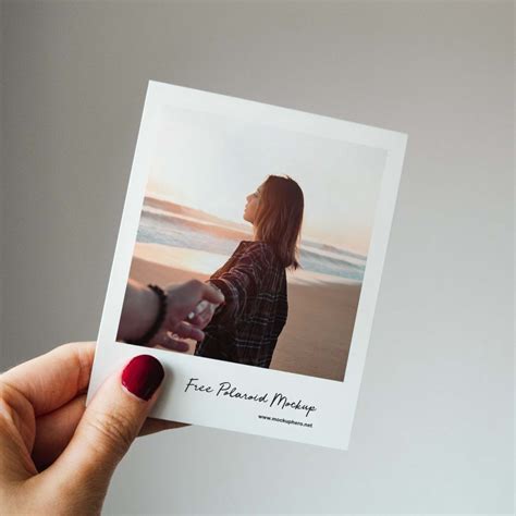 With this effect you can once again create a dual polaroid shot, just pick a good picture! Mockup de foto Polaroid Grátis - Criativo.Design