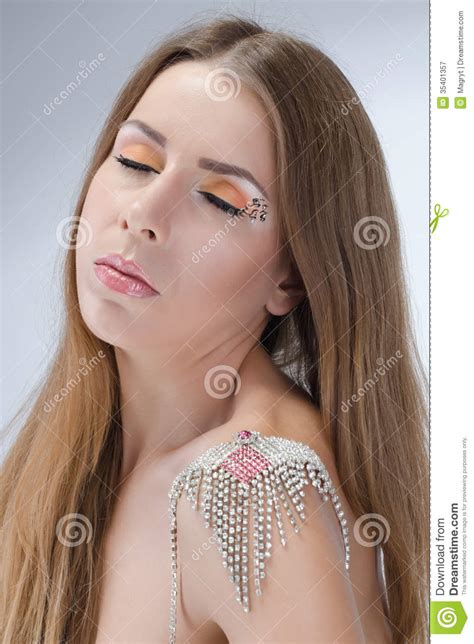 Je suis indépendante et j'essaye toujours d'atteindre mes objectifs, je ne suis pas la foule, je préfère me fier à. Belle Jeune Femme Nue Avec Le Collier De Port De Maquillage Lumineux Image stock - Image du ...