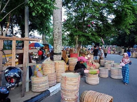 Jika tangan anda yang dominan adalah tangan kanan, sebaiknya anda memakai jam di tangan kiri. Di sini Pasar Kerajinan Tangan yang ada di Amuntai ...