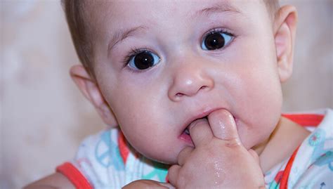 Bei den meisten babys zeigen sich zuerst die unteren. Zahnen: Was tun bei den ersten Zähnen?