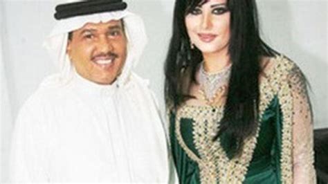 ويعود وزوجته لبلدهم، بينما يتعرف حاتم على عشيق آخر، يطمع فيه فيقتله من أجل سرقته، وبالعمارة الحاج محمد عزام (نور الشريف) والذى بدأ حياته ماسحا للأحذية. محمد عبده رزق بطفل من زوجته الجديدة | البوابة