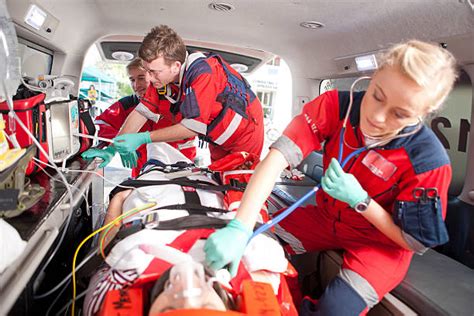Candidature pour la formation auxiliaire ambulancier. Ambulancier : missions, compétences, formation | Guide ...
