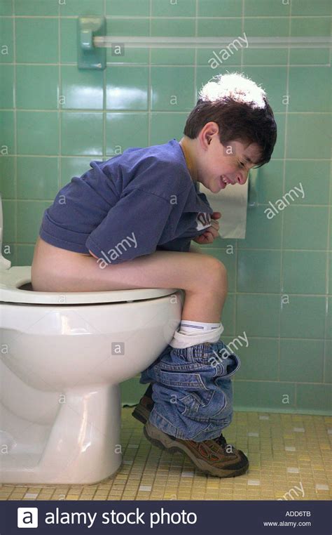 Tragbare toilette stand materialien, die sie mit detaillierten anweisungen und videos für eine einfache installation benötigen. Kleiner Junge sitzt auf Toilette mit gequälten Gesicht Stockfoto, Bild: 7647754 - Alamy