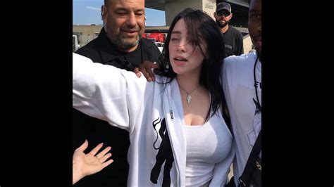 Yes, a plain, white tank top. Billie Eilish เปิดใจ โดนวิจารณ์เพราะ 'หน้าอกใหญ่ หลังภาพ ...