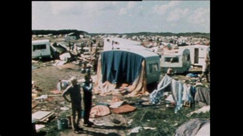 Ze komen het meest voor in het grensgebied tussen warme en koelere lucht. Windhoos op Ameland (1972) | NOS