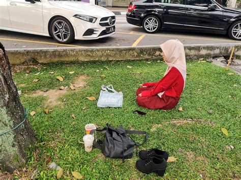 Solat hormat waktu bermaksud solat yang dikerjakan dalam keadaan darurat atau terdesak, tanpa dapat berwuduk atau tayamum. Pemandu Grab tunggu gadis selesaikan solat jamak tepi ...